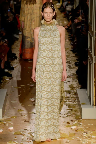 Look 18